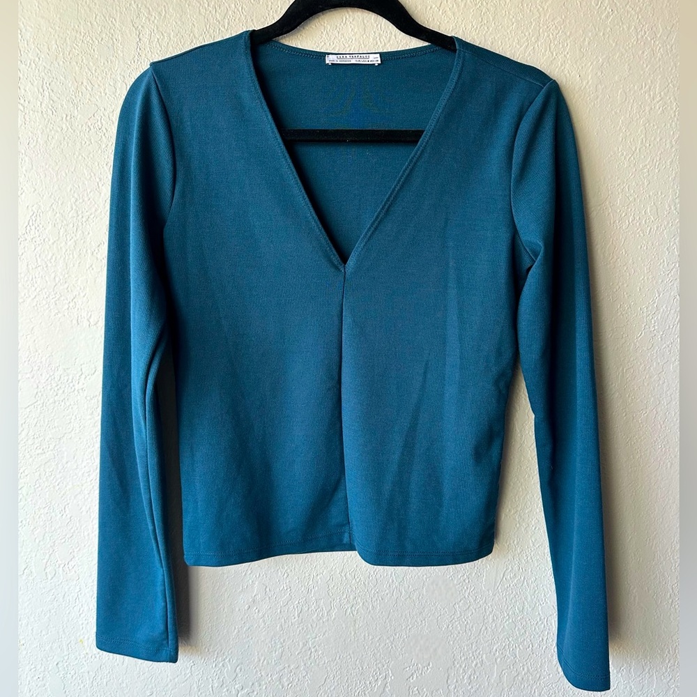 🩵 Zara Trafaluc Minimalist V-Neck Long Sleeve Top – Timeless & Versatile!  🩵